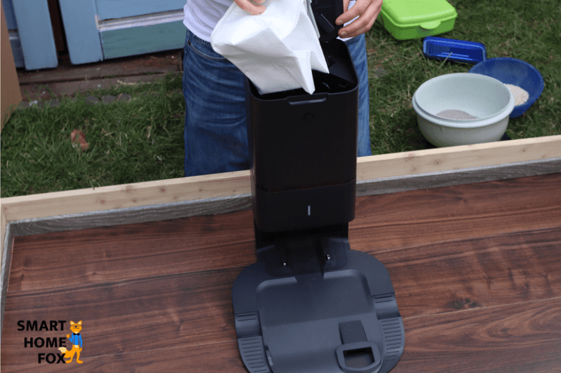 Inserting the dust bag into the Clean Base